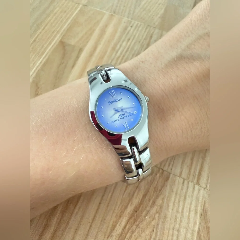 Armitron ladies blue holographic dial silver tone watch NEW BATTERY
